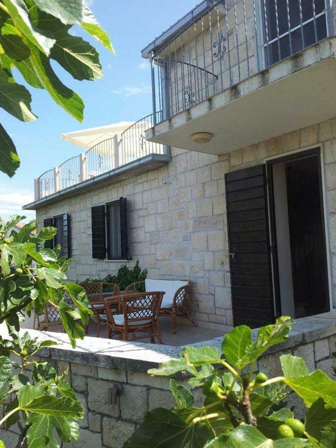 Villa Ujoli Splitska Exterior photo